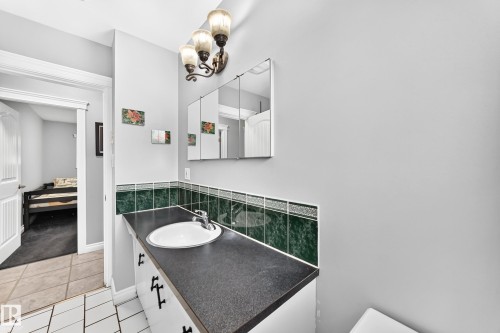 7916 130 Avenue Nw, Edmonton, AB - Indoor Photo Showing Bathroom