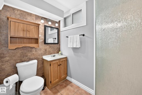 7916 130 Avenue Nw, Edmonton, AB - Indoor Photo Showing Bathroom