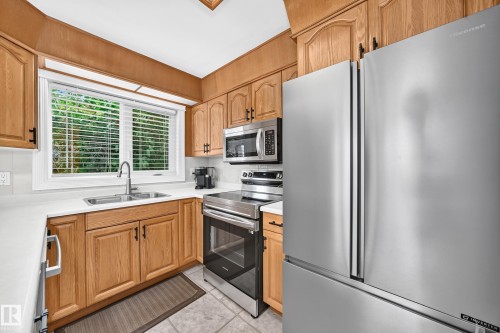 7916 130 Avenue Nw, Edmonton, AB - Indoor Photo Showing Kitchen With Double Sink