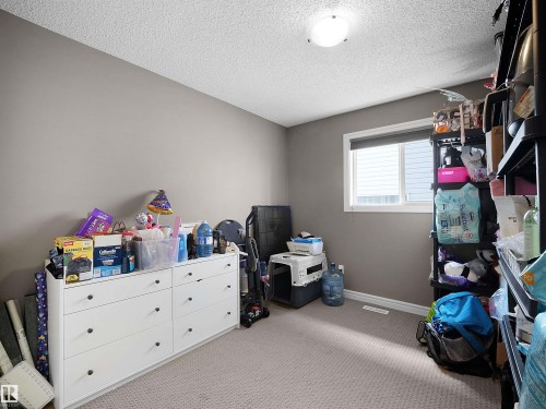 Carpeted room featuring a single window, neutral wall paint, and a flush-mount ceiling light fixture - 4021 158 Avenue Nw, Edmonton, AB - Indoor