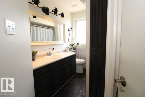 7715 84 Avenue, Edmonton, AB - Indoor Photo Showing Bathroom