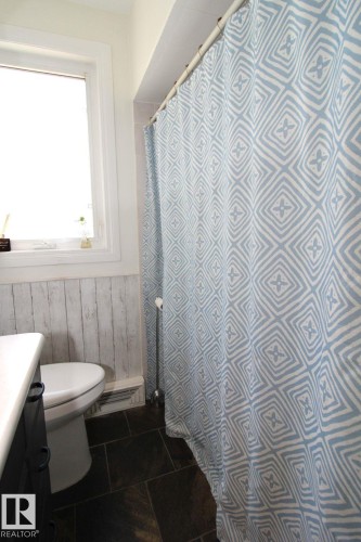 7715 84 Avenue, Edmonton, AB - Indoor Photo Showing Bathroom