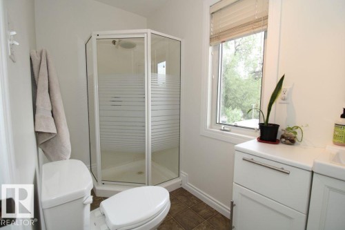 7715 84 Avenue, Edmonton, AB - Indoor Photo Showing Bathroom