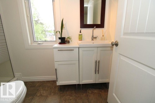 7715 84 Avenue, Edmonton, AB - Indoor Photo Showing Bathroom