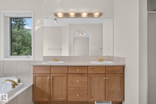 610 Hunters Close Nw, Edmonton, AB - Indoor Photo Showing Bathroom