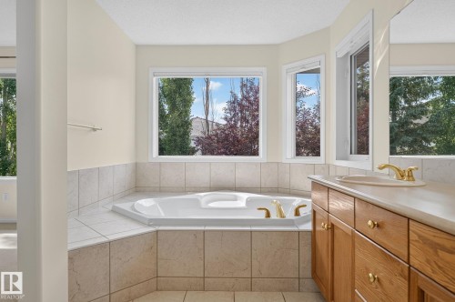 610 Hunters Close Nw, Edmonton, AB - Indoor Photo Showing Bathroom