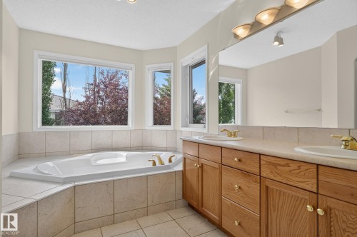 610 Hunters Close Nw, Edmonton, AB - Indoor Photo Showing Bathroom