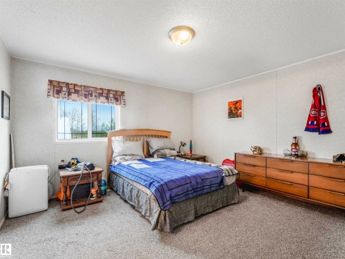 Image quality insufficient for description - 57016 Range Road 13, Rural Barrhead County, AB - Indoor Photo Showing Bedroom