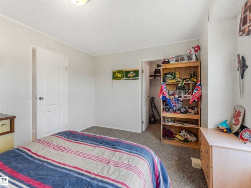 Image quality insufficient for description - 57016 Range Road 13, Rural Barrhead County, AB - Indoor Photo Showing Bedroom