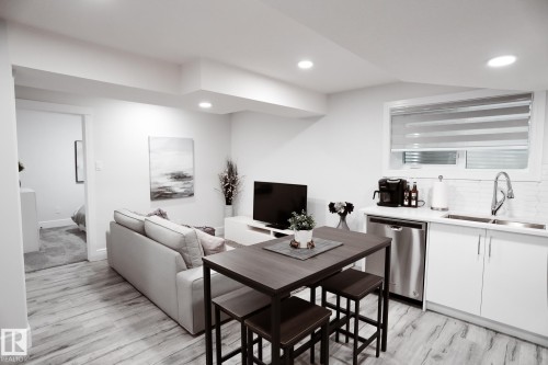 #Bsmt 7449 Chivers Cr Sw, Edmonton, AB - Indoor