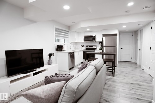 #Bsmt 7449 Chivers Cr Sw, Edmonton, AB - Indoor