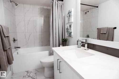 #Bsmt 7449 Chivers Cr Sw, Edmonton, AB - Indoor Photo Showing Bathroom