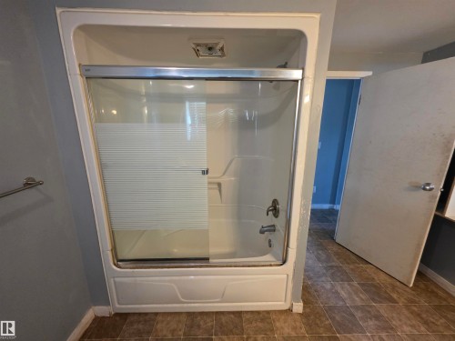 #9 5220 44 Av, Calmar, AB - Indoor Photo Showing Bathroom
