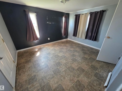#9 5220 44 Av, Calmar, AB - Indoor Photo Showing Other Room