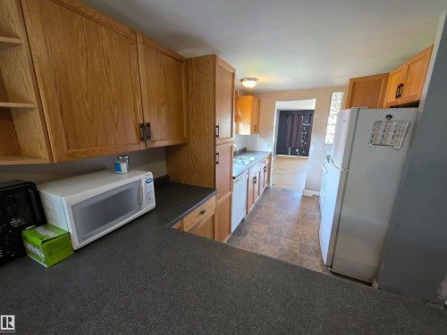 #9 5220 44 Av, Calmar, AB - Indoor Photo Showing Kitchen