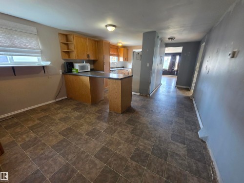 #9 5220 44 Av, Calmar, AB - Indoor Photo Showing Kitchen