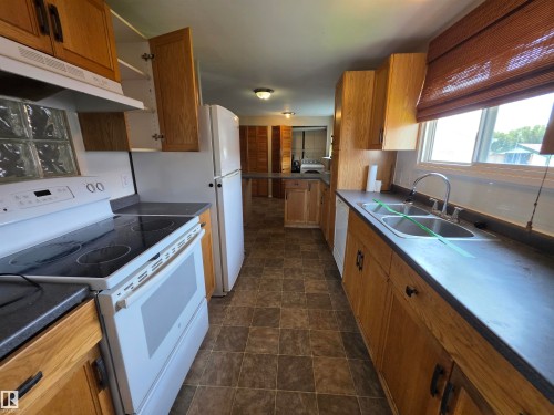 #9 5220 44 Av, Calmar, AB - Indoor Photo Showing Kitchen With Double Sink