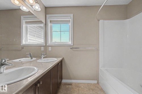 9507 Simpson Crest, Edmonton, AB - Indoor Photo Showing Bathroom