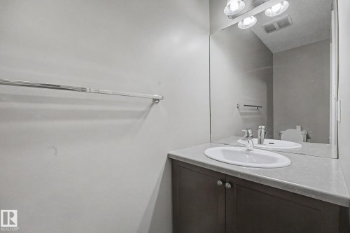 9507 Simpson Crest, Edmonton, AB - Indoor Photo Showing Bathroom