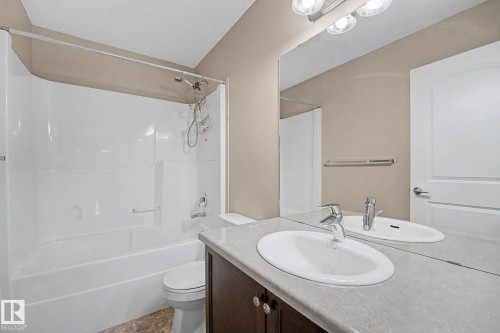 9507 Simpson Crest, Edmonton, AB - Indoor Photo Showing Bathroom