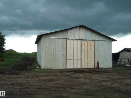 Gable roof structure with a metal sliding barn door - 543016 Rng Rd 122, Rural Two Hills County, AB - Outdoor