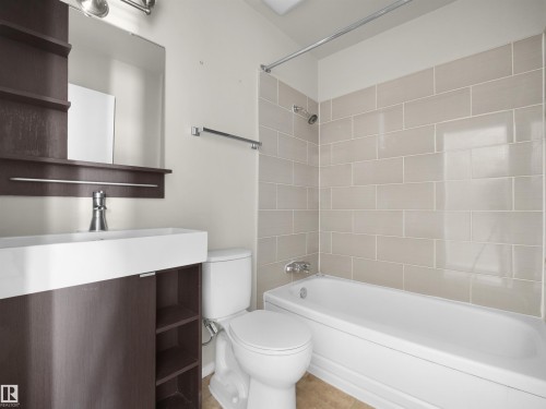 #B 16405 89 Av Nw, Edmonton, AB - Indoor Photo Showing Bathroom