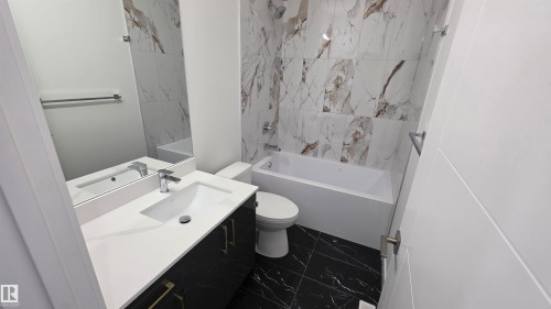 #1 6704 109 St Nw, Edmonton, AB - Indoor Photo Showing Bathroom