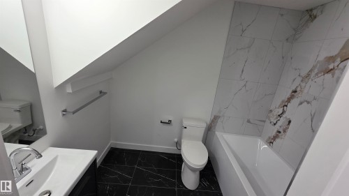 #1 6704 109 St Nw, Edmonton, AB - Indoor Photo Showing Bathroom