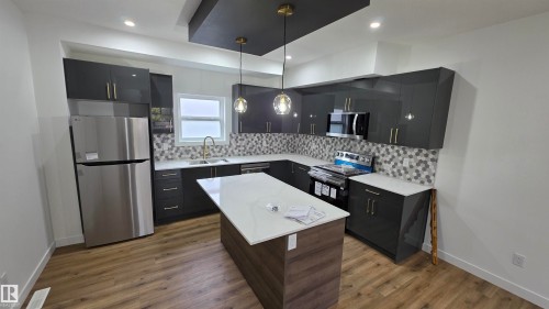 #1 6704 109 St Nw, Edmonton, AB - Indoor Photo Showing Kitchen With Double Sink With Upgraded Kitchen