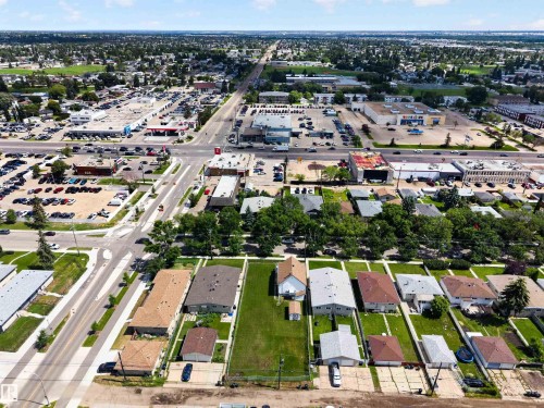 Expansive lot with a lush green lawn, surrounded by mature trees - 13156 101 St Nw, Edmonton, AB 