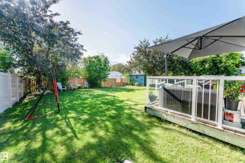 Expansive backyard featuring a lush lawn and mature trees - 5212 142 Street Nw, Edmonton, AB - Outdoor