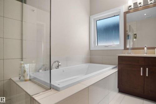 16539 132 Street Nw, Edmonton, AB - Indoor Photo Showing Bathroom
