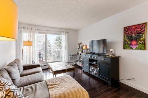 #403 10335 118 St Nw, Edmonton, AB - Indoor Photo Showing Living Room