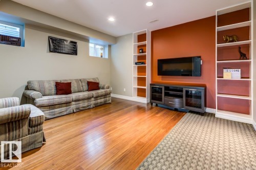 8935 84 Avenue Nw, Edmonton, AB 