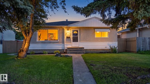 Single-story residence featuring a stucco facade and horizontal siding details - 16152 110B Avenue Nw, Edmonton, AB - Outdoor