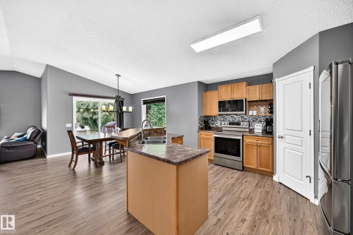 312 Gibb Close Nw, Edmonton, AB - Indoor Photo Showing Kitchen