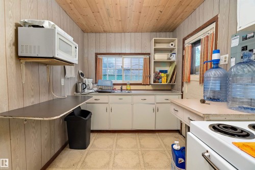 211 2Nd Avenue, Rural Wetaskiwin County, AB - Indoor Photo Showing Kitchen