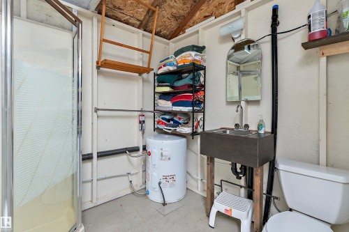 211 2Nd Avenue, Rural Wetaskiwin County, AB - Indoor Photo Showing Bathroom
