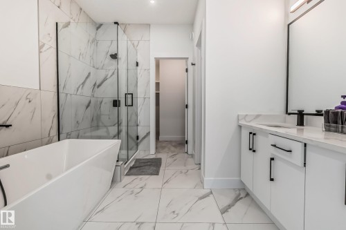 5380 Kimball Place Sw, Edmonton, AB - Indoor Photo Showing Bathroom