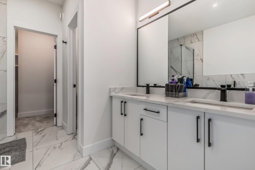 5380 Kimball Place Sw, Edmonton, AB - Indoor Photo Showing Bathroom