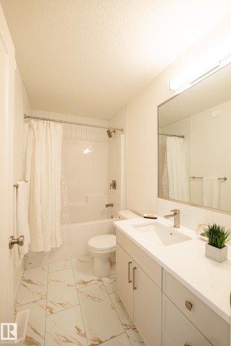 7705 174A Avenue, Edmonton, AB - Indoor Photo Showing Bathroom