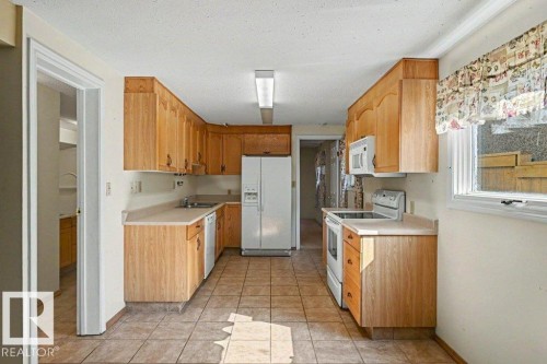26 Louisbourg Place, St. Albert, AB - Indoor Photo Showing Kitchen