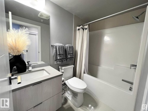#702 10180 103 St Nw, Edmonton, AB - Indoor Photo Showing Bathroom