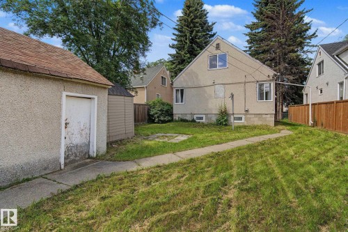 Detached single-car garage featuring a shingled roof and stucco exterior - 11147 78 Avenue Nw, Edmonton, AB 
