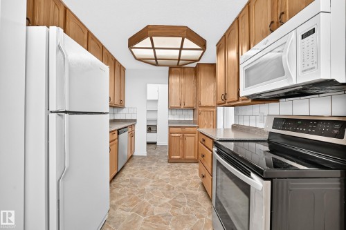 #40 3111 142 Av Nw, Edmonton, AB - Indoor Photo Showing Kitchen