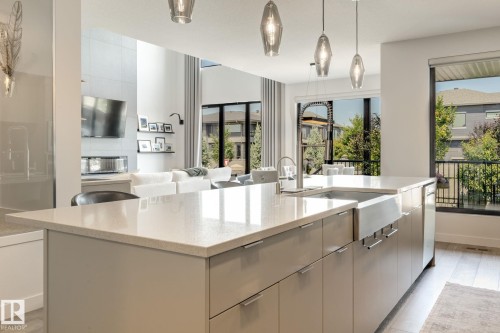 6805 Knox Loop Sw, Edmonton, AB - Indoor Photo Showing Kitchen