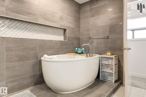 6805 Knox Loop Sw, Edmonton, AB - Indoor Photo Showing Bathroom