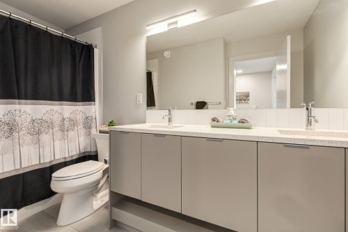 6805 Knox Loop Sw, Edmonton, AB - Indoor Photo Showing Bathroom