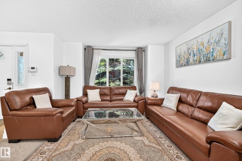 1126 Grantham Drive Nw, Edmonton, AB - Indoor Photo Showing Living Room