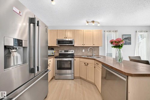 1126 Grantham Drive Nw, Edmonton, AB - Indoor Photo Showing Kitchen With Double Sink